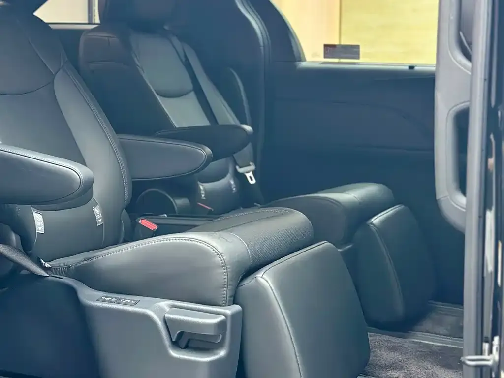Toyota Sienna — фото 2