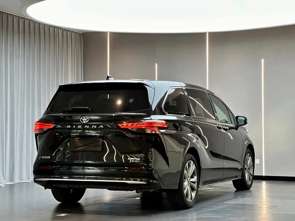 Toyota Sienna — фото 3