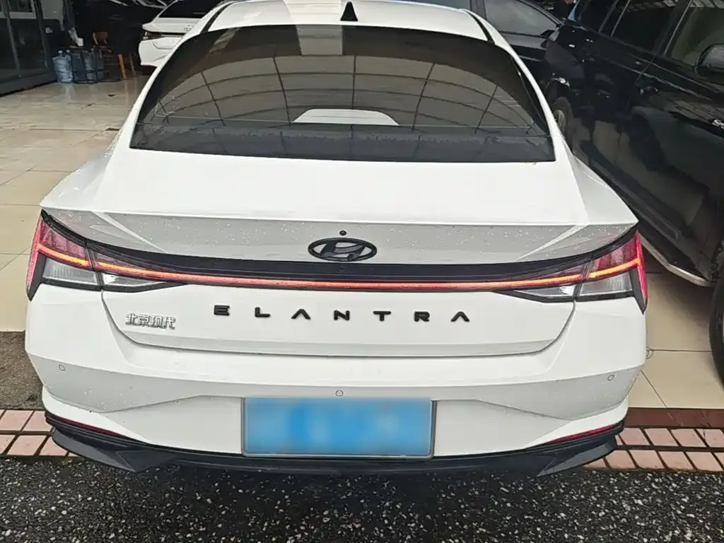 Hyundai Elantra — фото 10