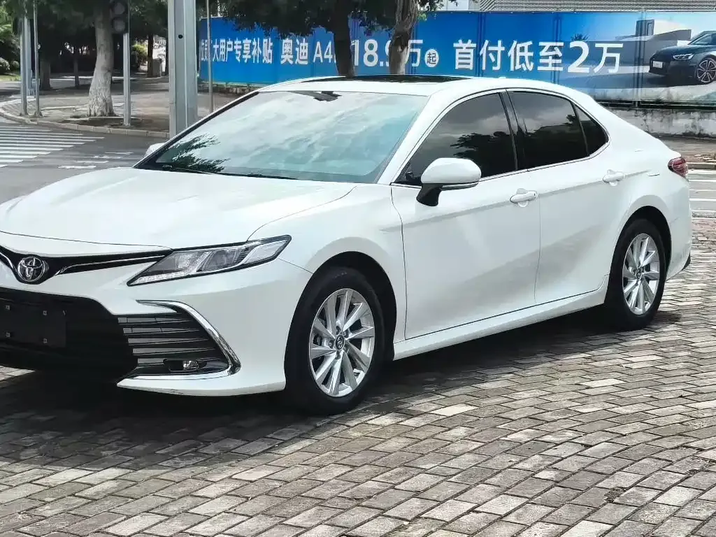 Toyota Camry — фото 1