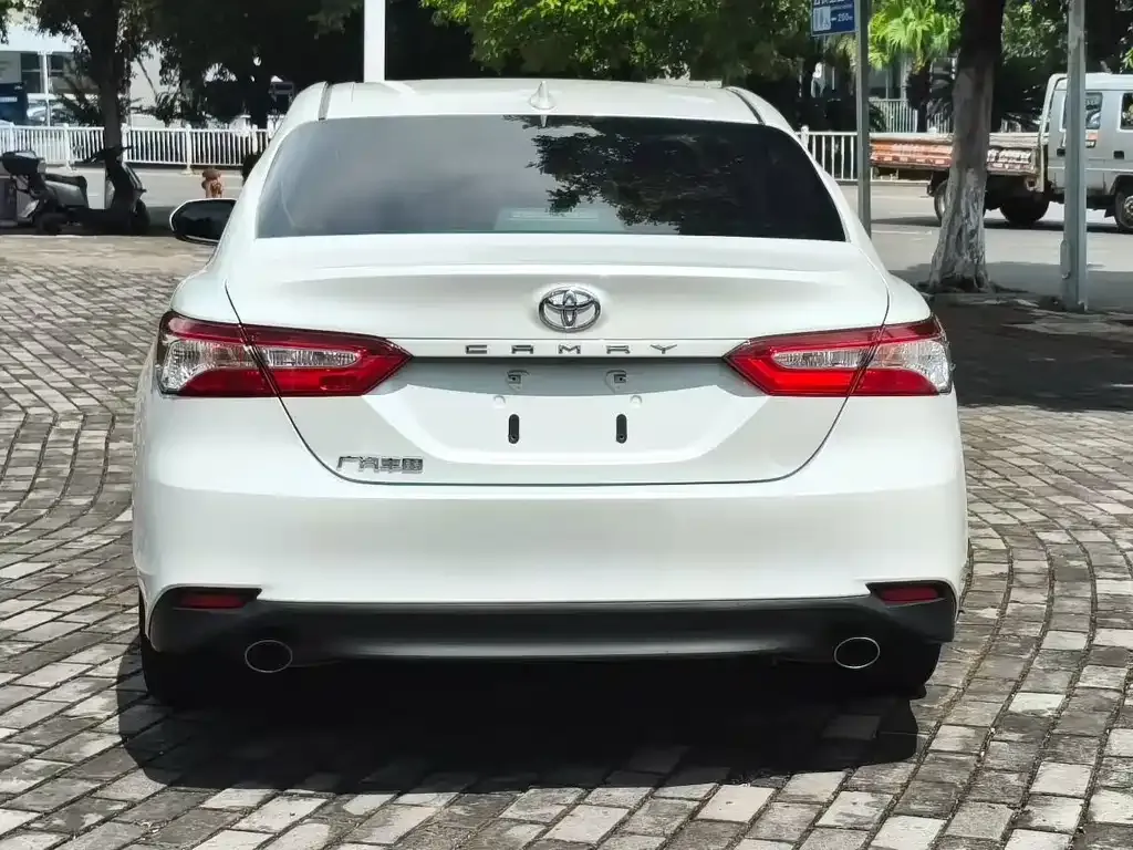 Toyota Camry — фото 2