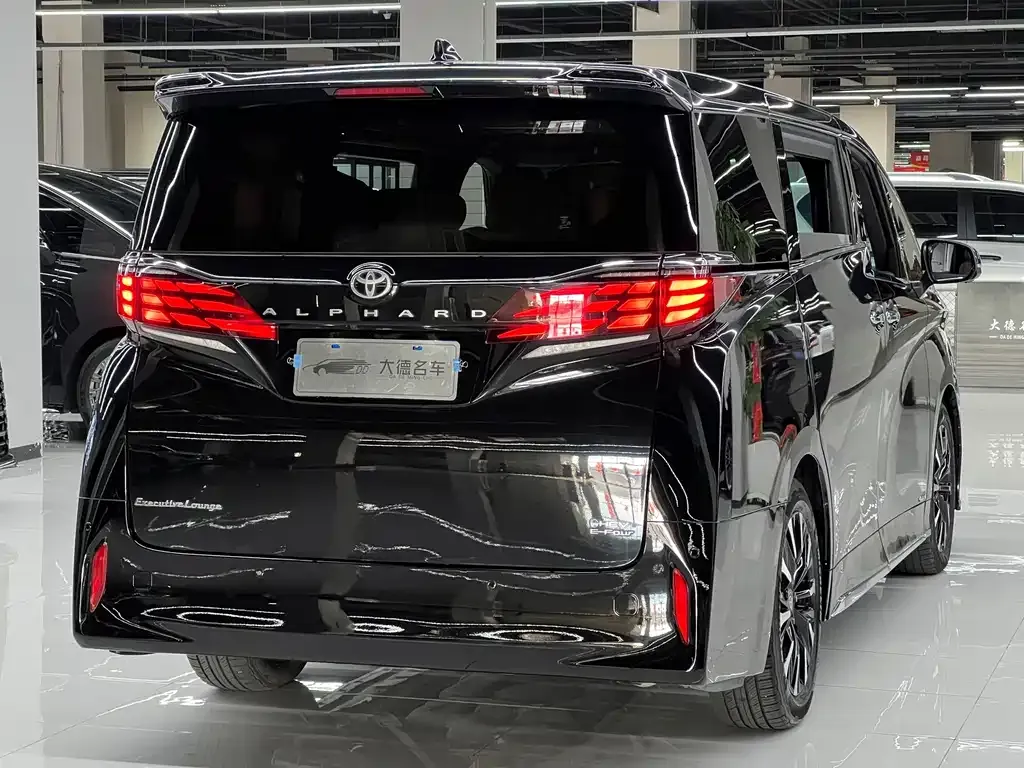 Toyota Alphard — фото 2