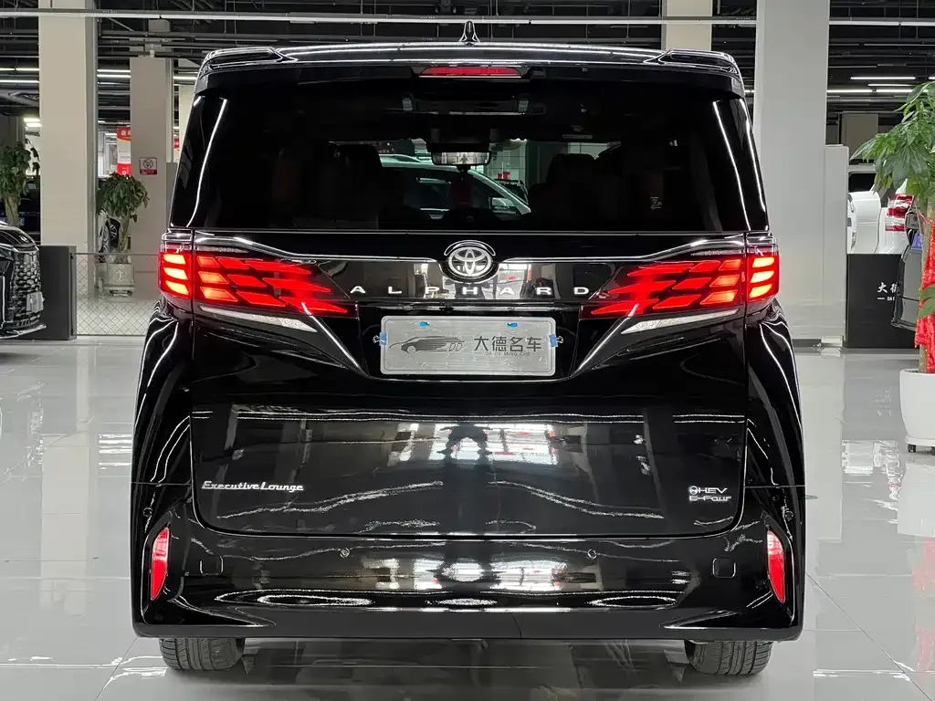 Toyota Alphard — фото 10