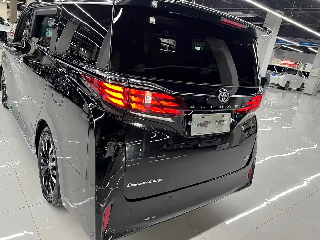Toyota Alphard — фото 7