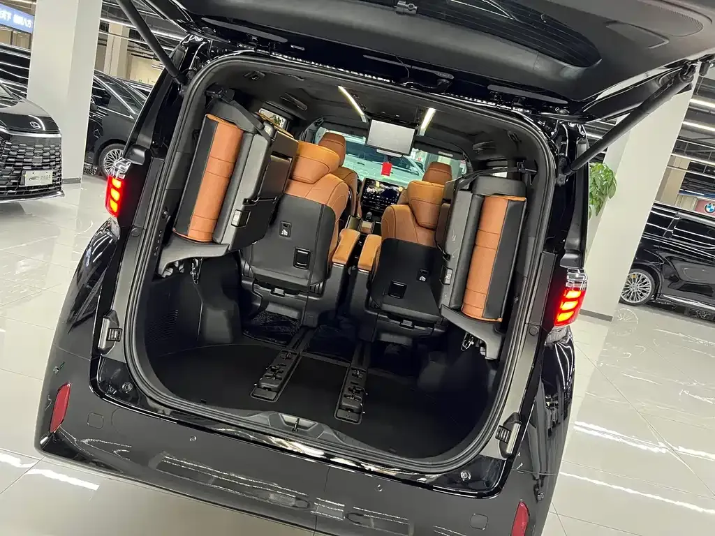Toyota Alphard — фото 9