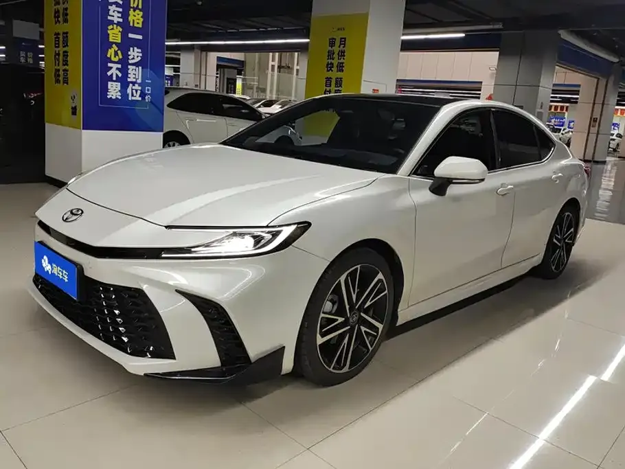 Toyota Camry — фото 1