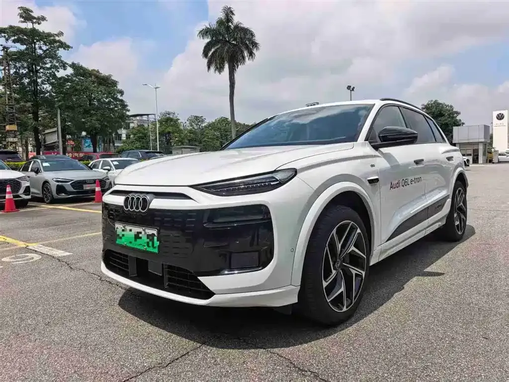 Audi Q6L e-tron — фото 1