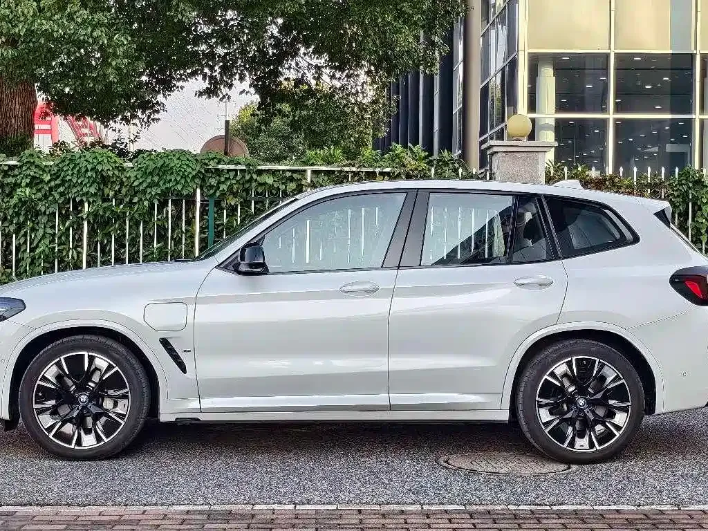 BMW iX3 — фото 9