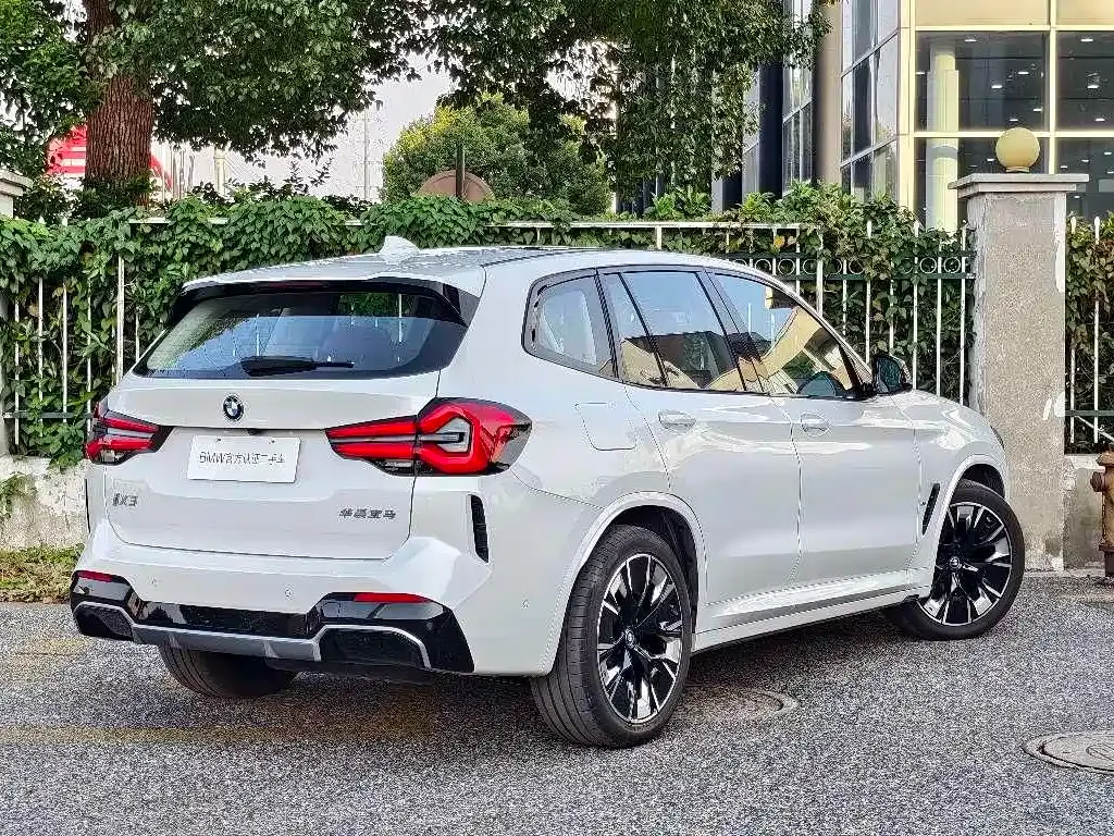 BMW iX3 — фото 8