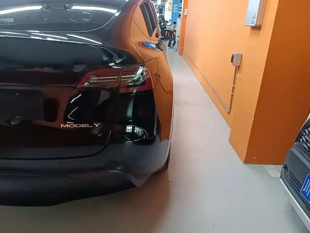 Tesla Model Y — фото 10
