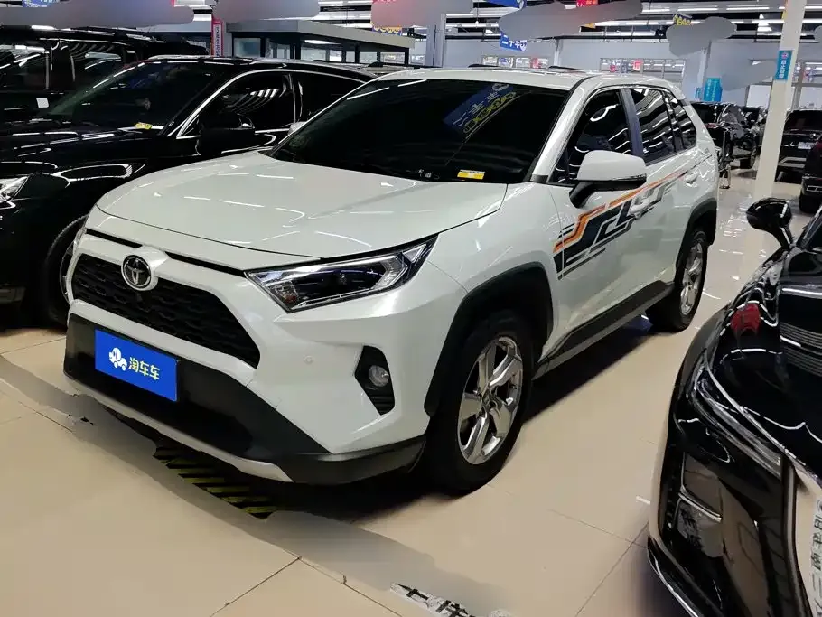 Toyota RAV4 — фото 1