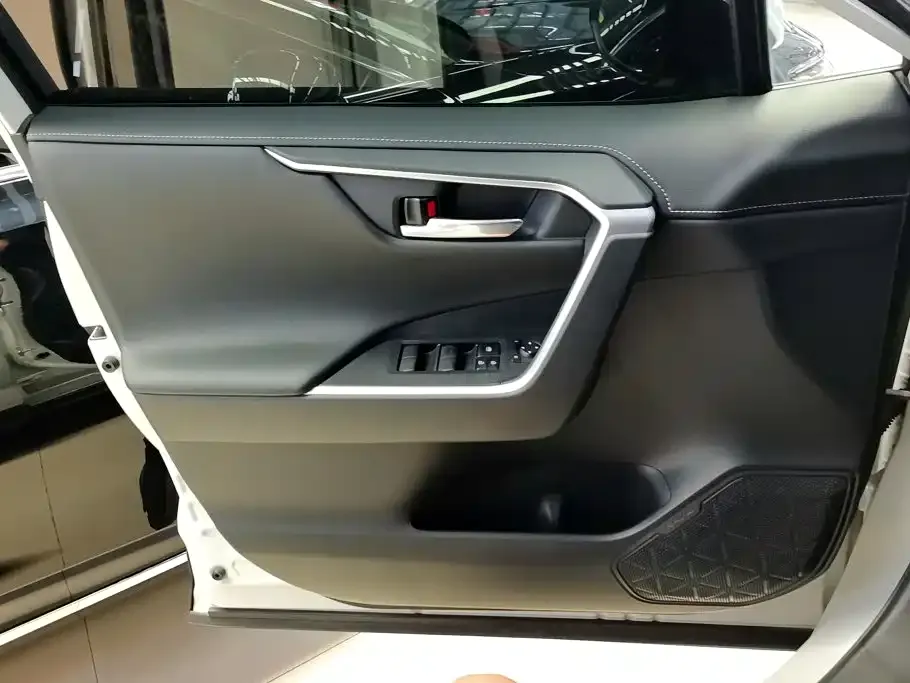 Toyota RAV4 — фото 4