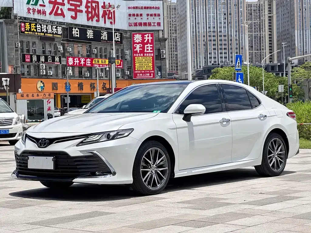 Toyota Camry — фото 1