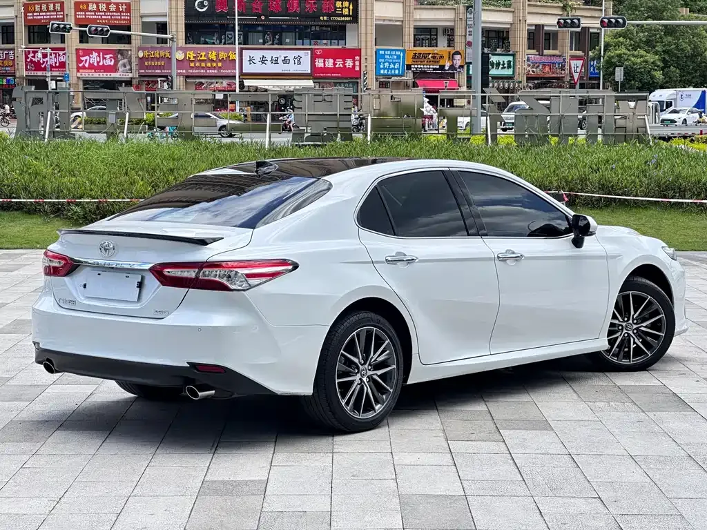 Toyota Camry — фото 6