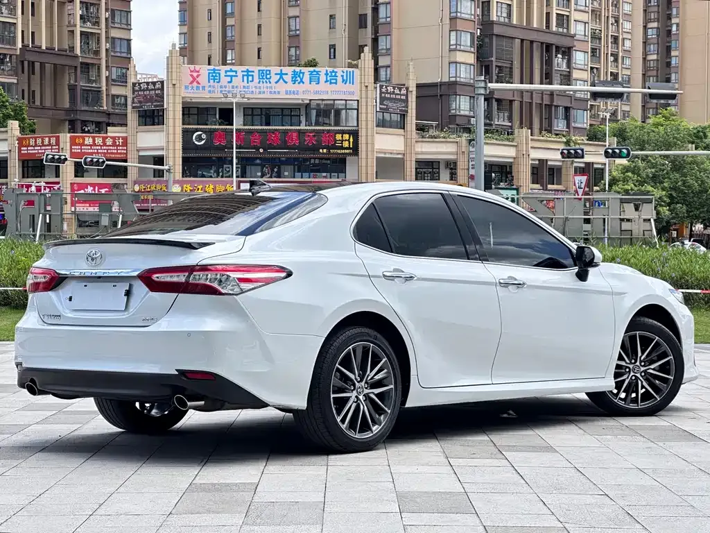 Toyota Camry — фото 8
