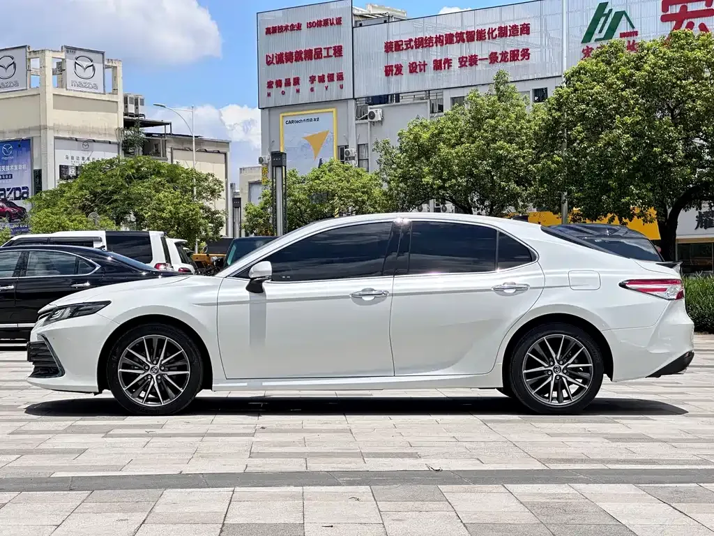 Toyota Camry — фото 9
