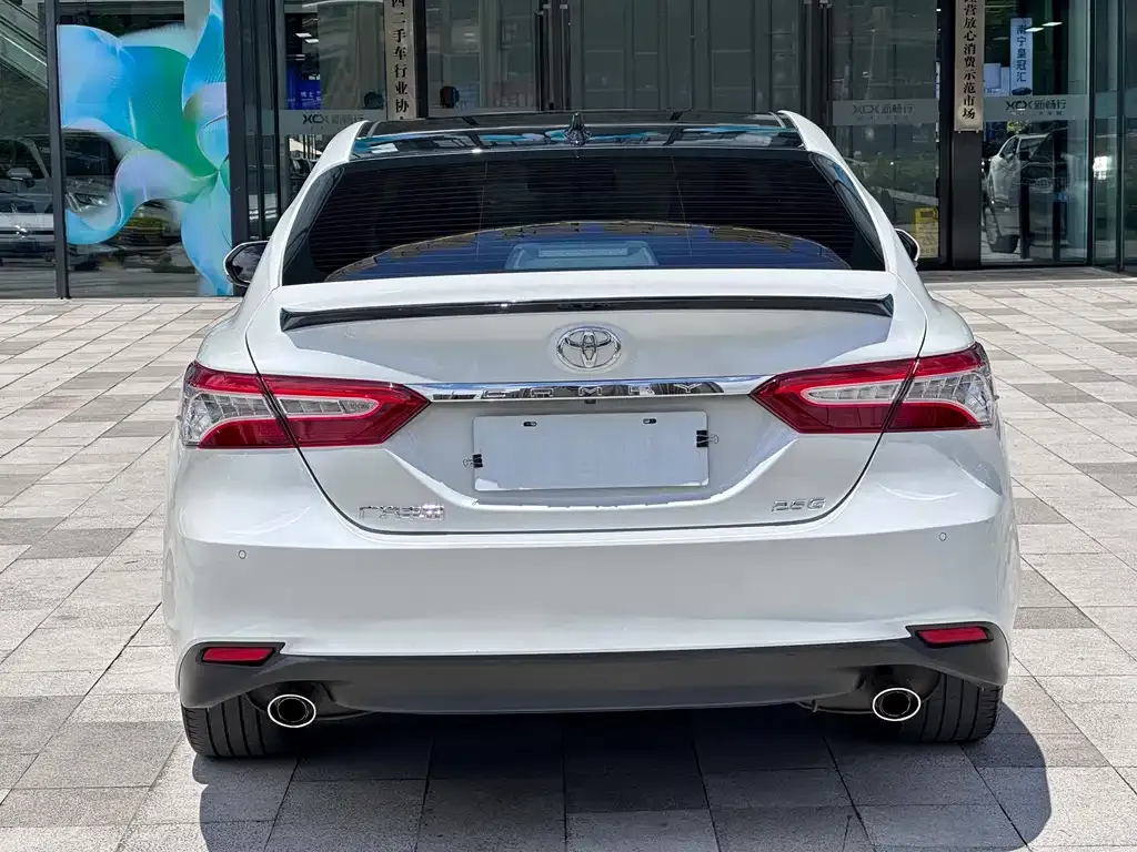 Toyota Camry — фото 2