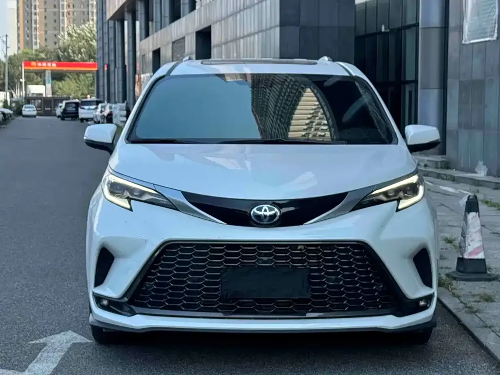 Toyota Granvia — фото 1