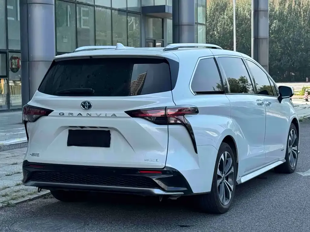 Toyota Granvia — фото 2