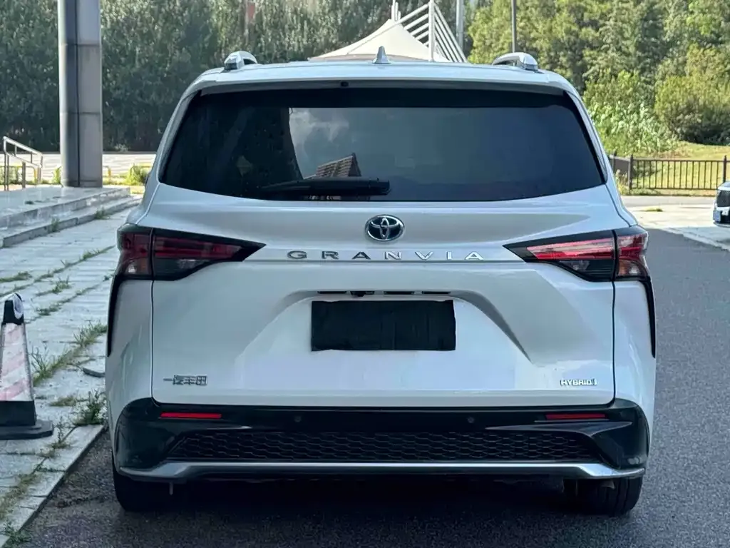 Toyota Granvia — фото 3