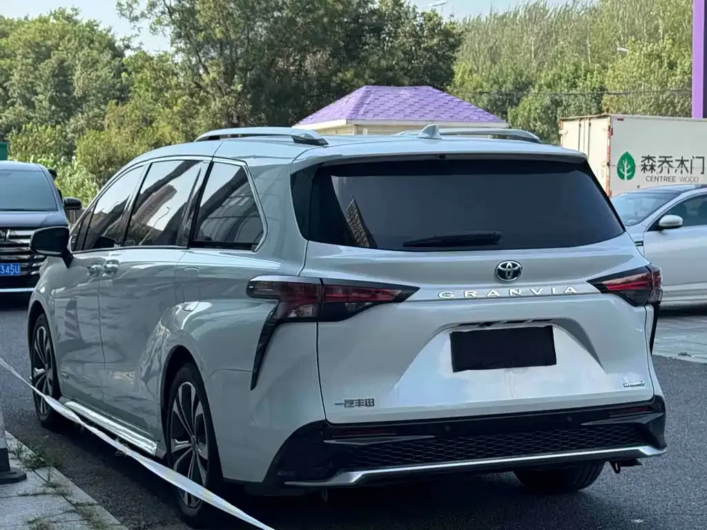 Toyota Granvia — фото 7