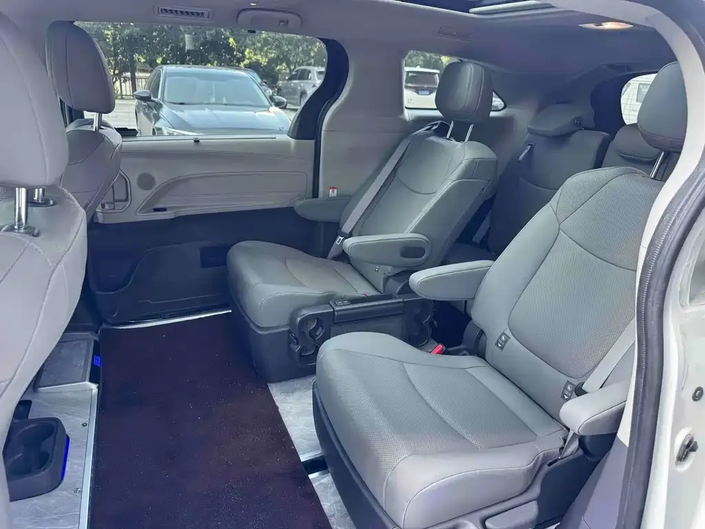 Toyota Granvia — фото 8