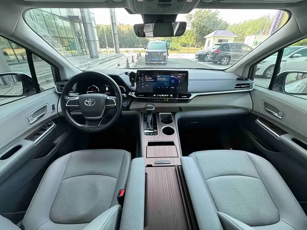 Toyota Granvia — фото 9