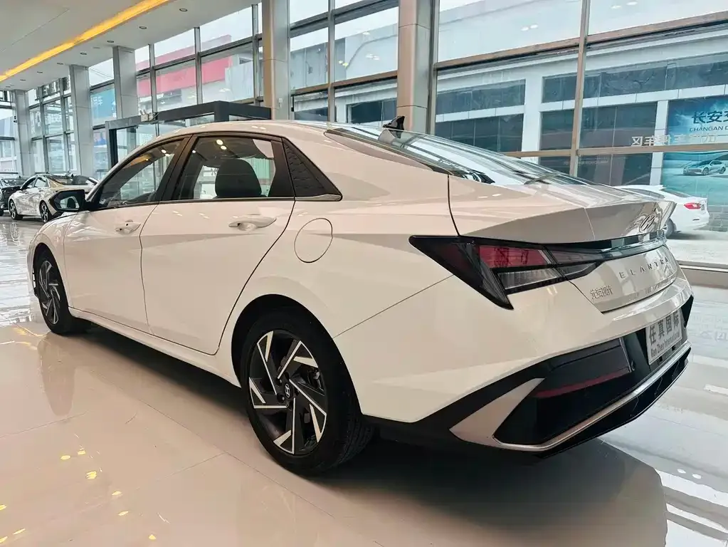 Hyundai Elantra — фото 4