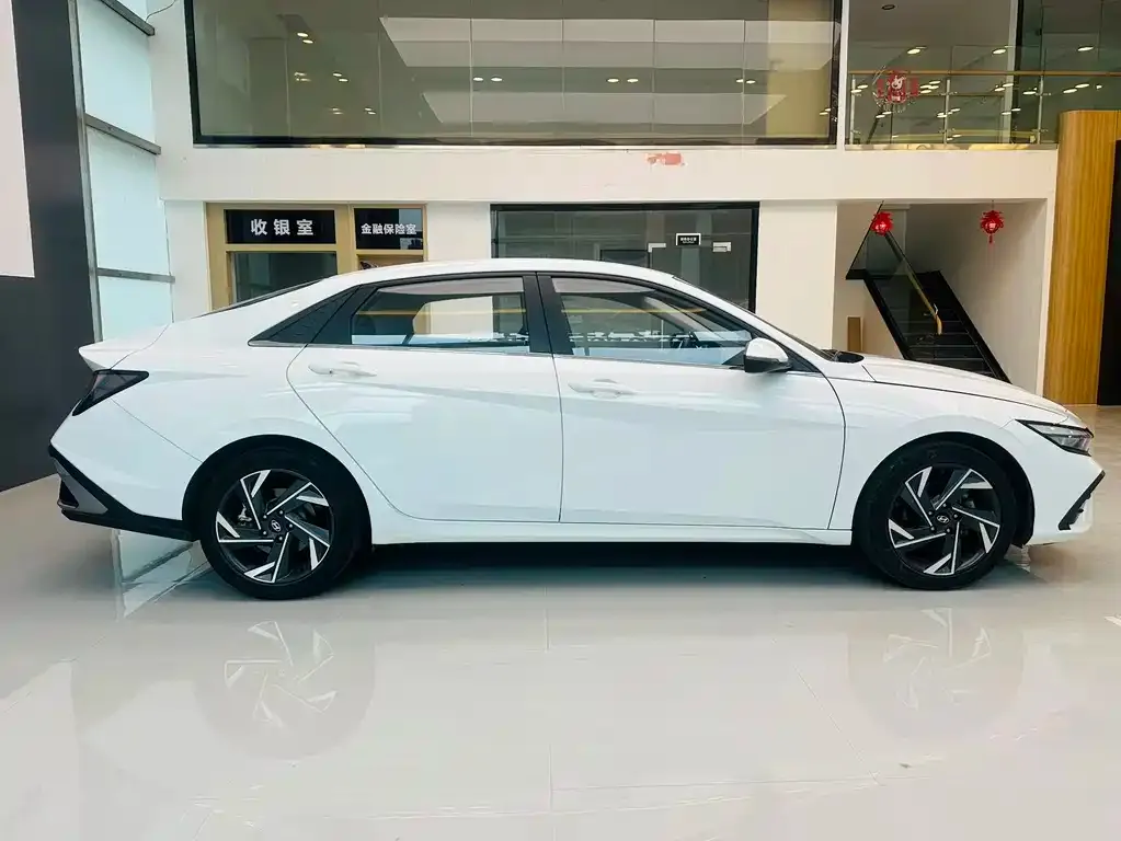 Hyundai Elantra — фото 7