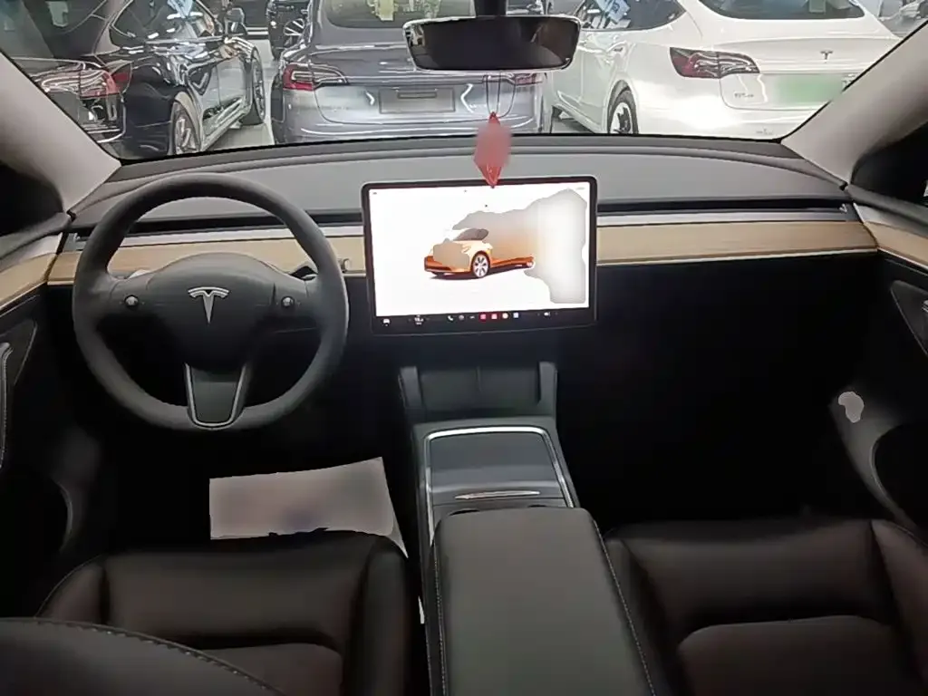 Tesla Model Y — фото 10