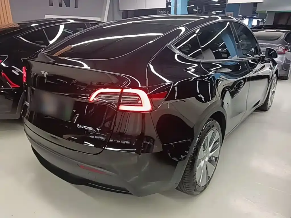 Tesla Model Y — фото 7