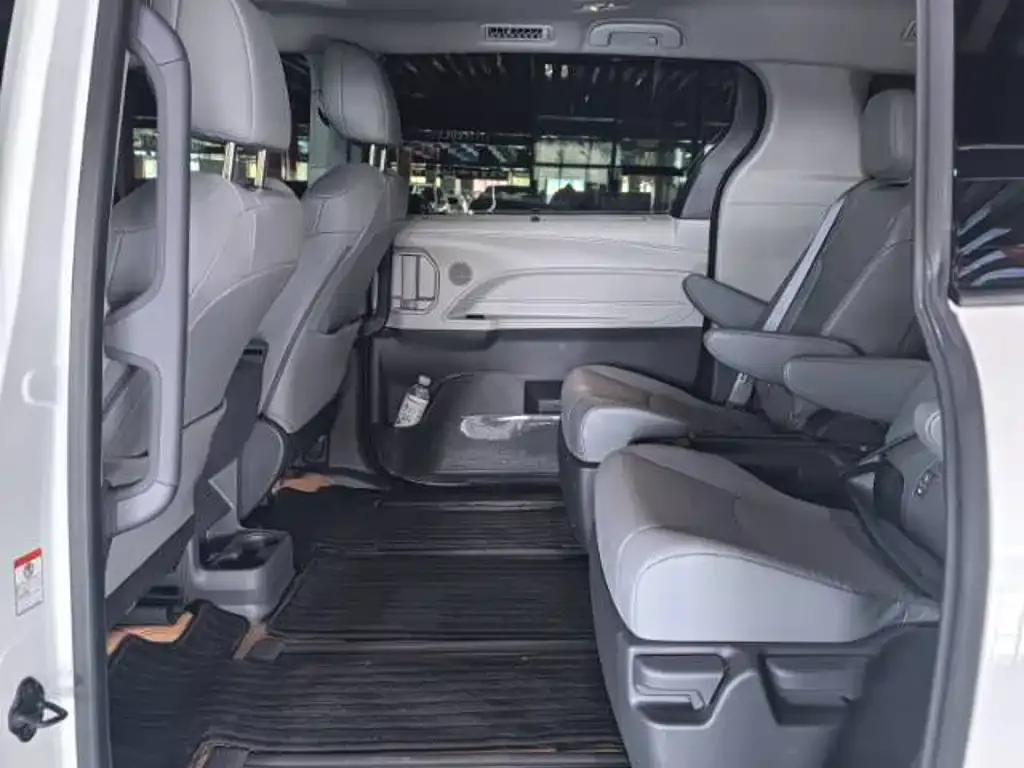 Toyota Granvia — фото 2