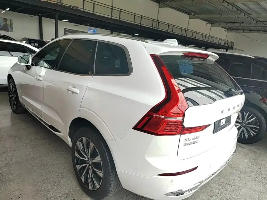 Volvo XC60 — фото 8