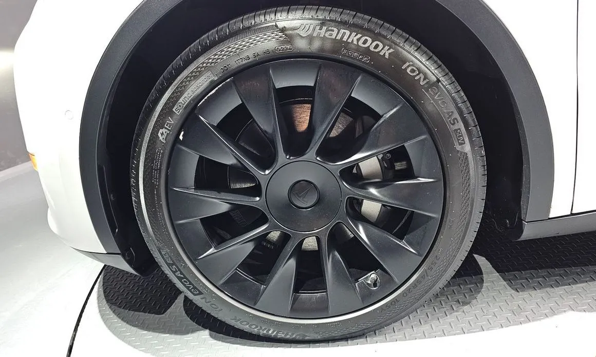 Tesla Model Y — фото 10