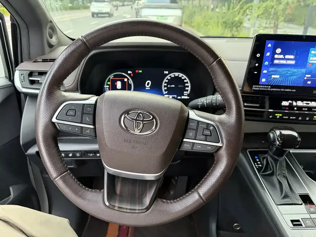 Toyota Granvia — фото 4