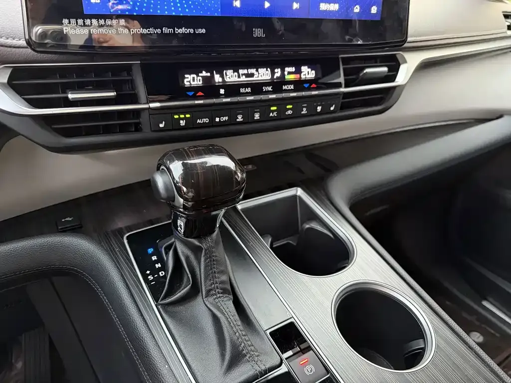 Toyota Granvia — фото 8