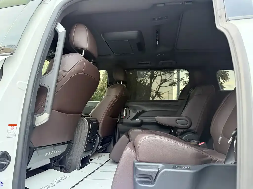 Toyota Granvia — фото 6