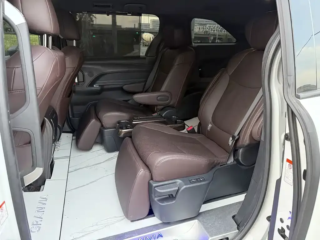Toyota Granvia — фото 5