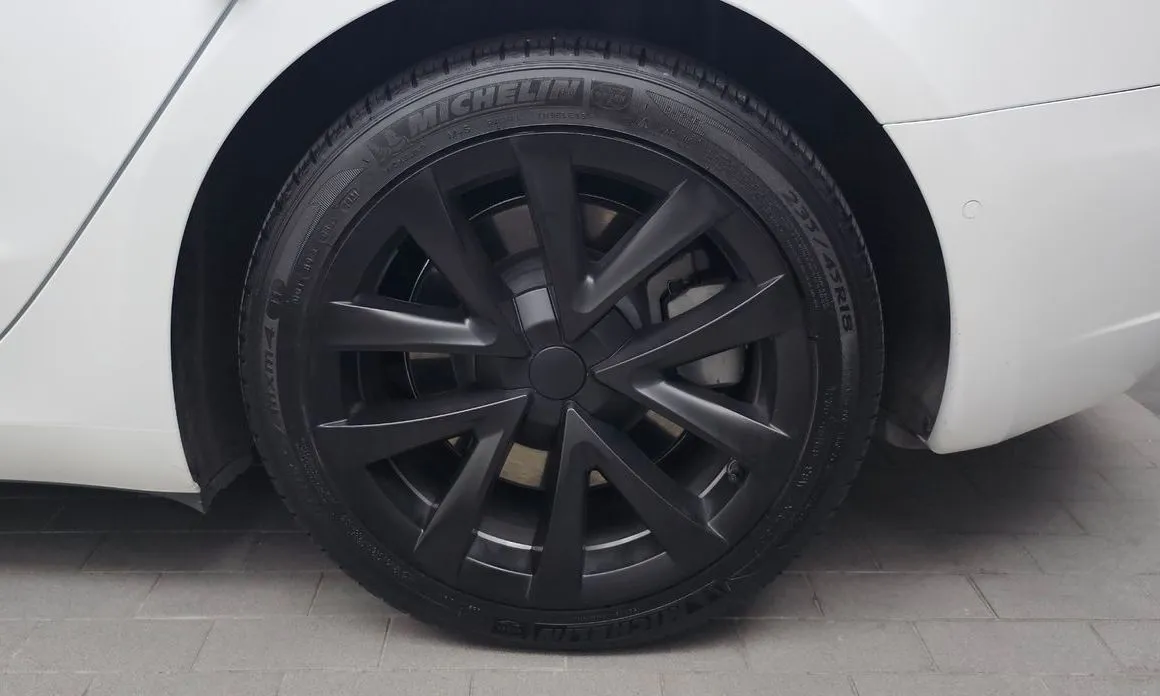 Tesla Model 3 — фото 1