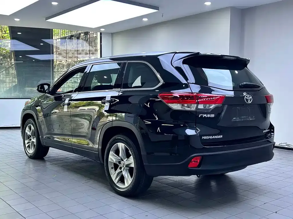 Toyota Highlander — фото 9