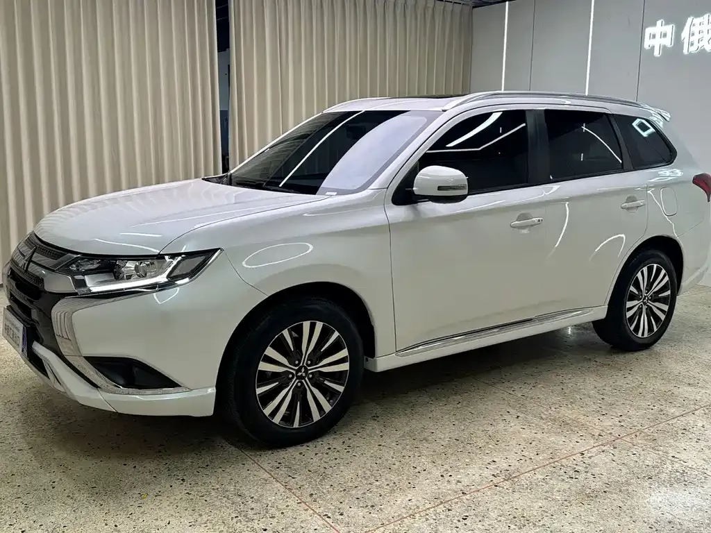 Mitsubishi Outlander — фото 1