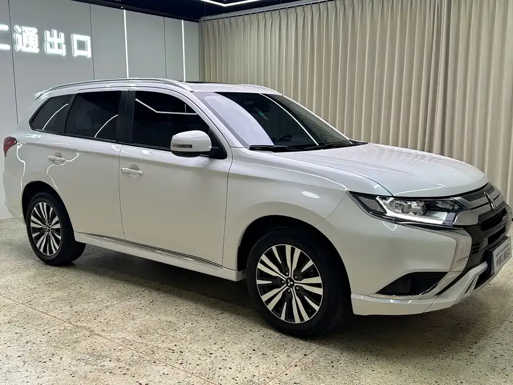 Mitsubishi Outlander — фото 9