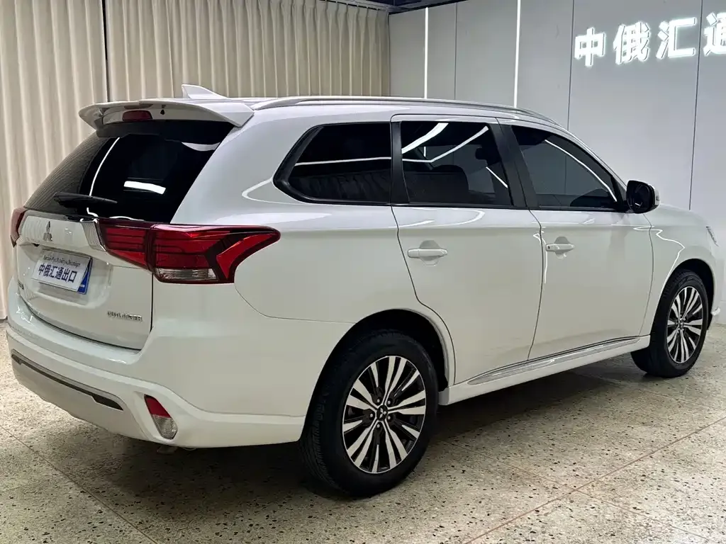 Mitsubishi Outlander — фото 6