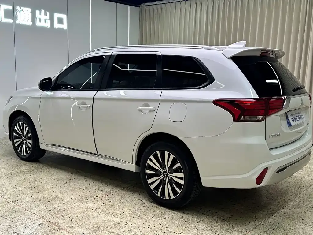 Mitsubishi Outlander — фото 4