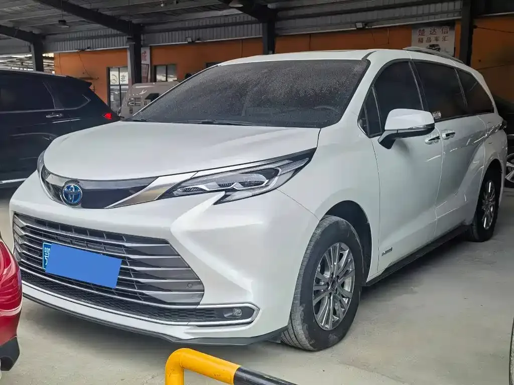 Toyota Sienna — фото 1