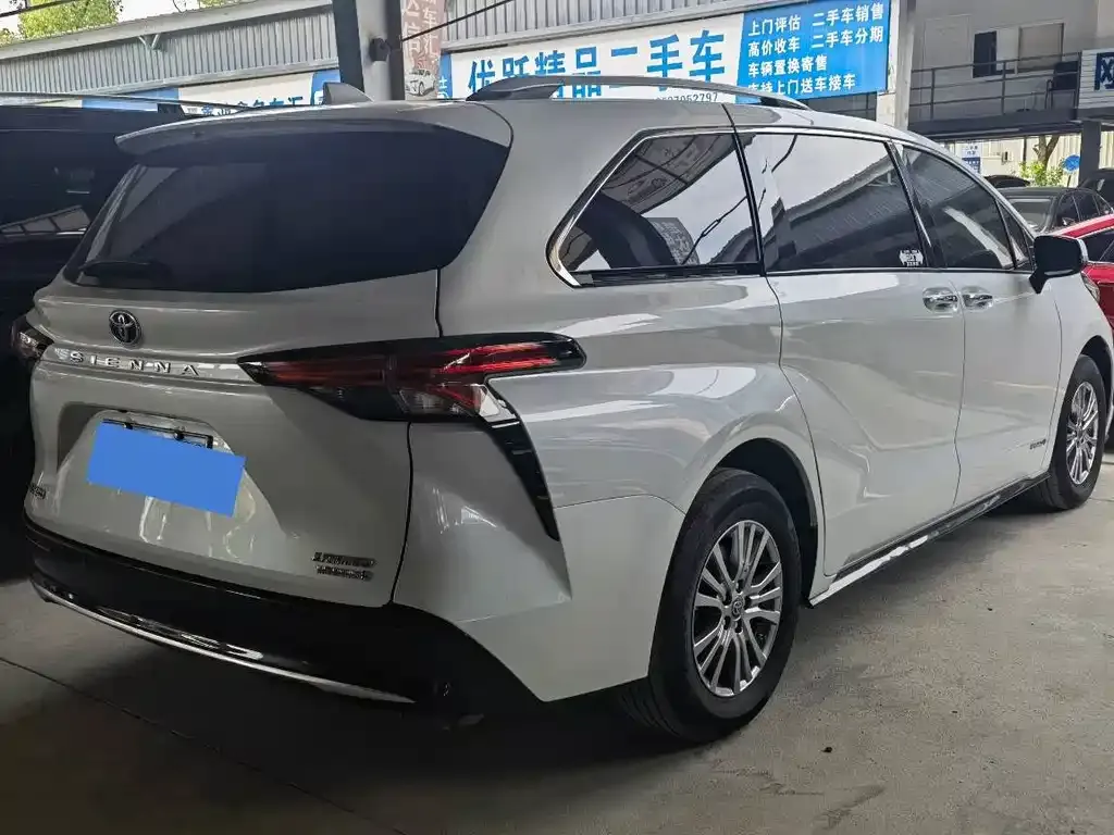 Toyota Sienna — фото 10