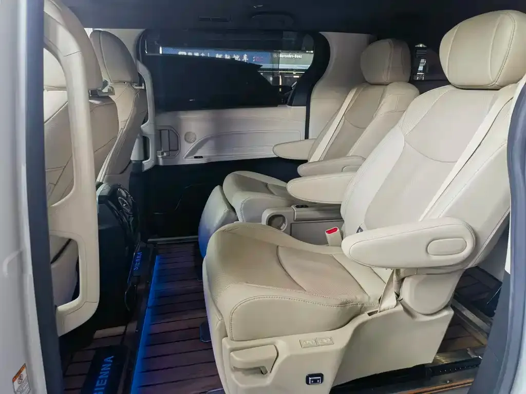 Toyota Sienna — фото 4