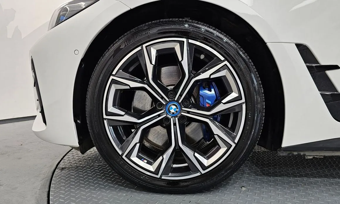 BMW i4 — фото 9