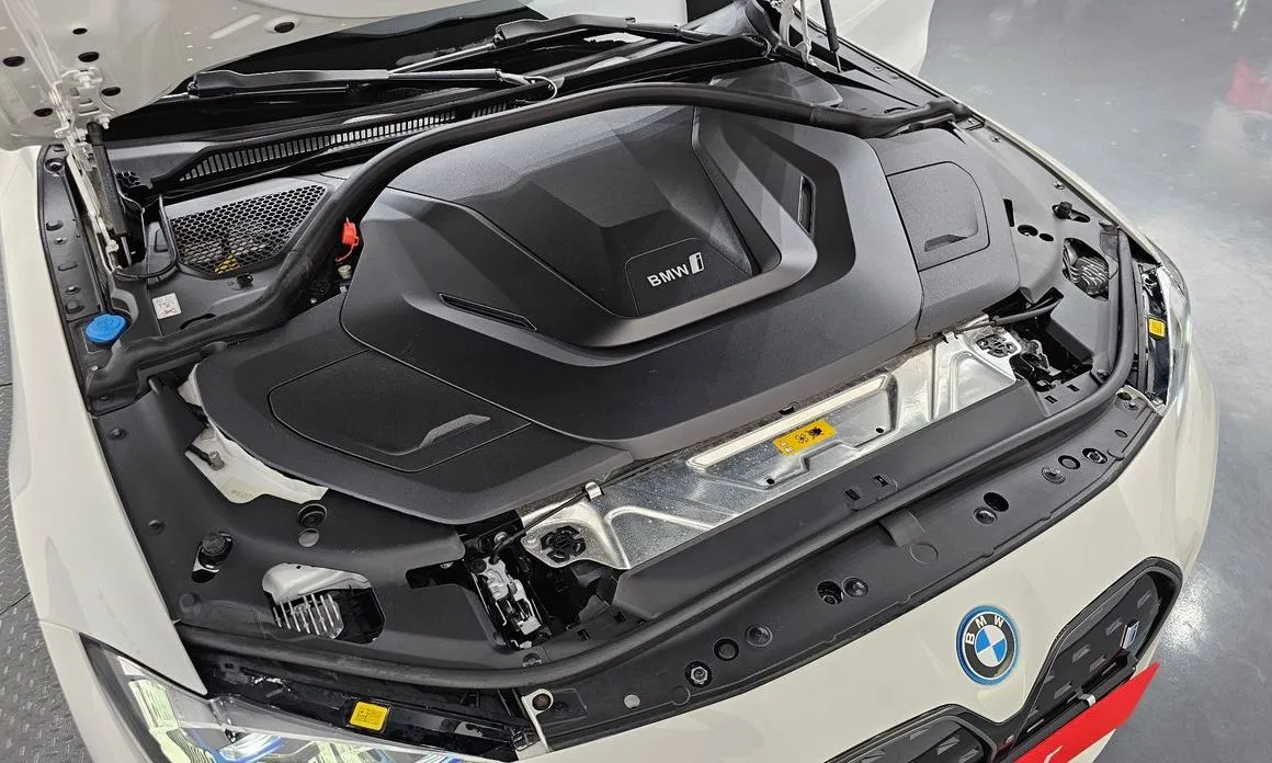 BMW i4 — фото 10