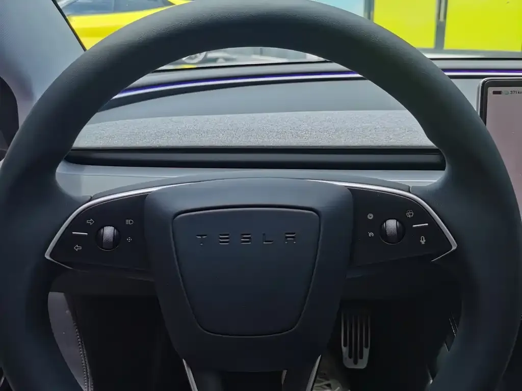 Tesla Model 3 — фото 3